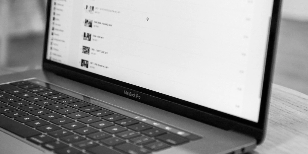 Ein MacBook von Apple.